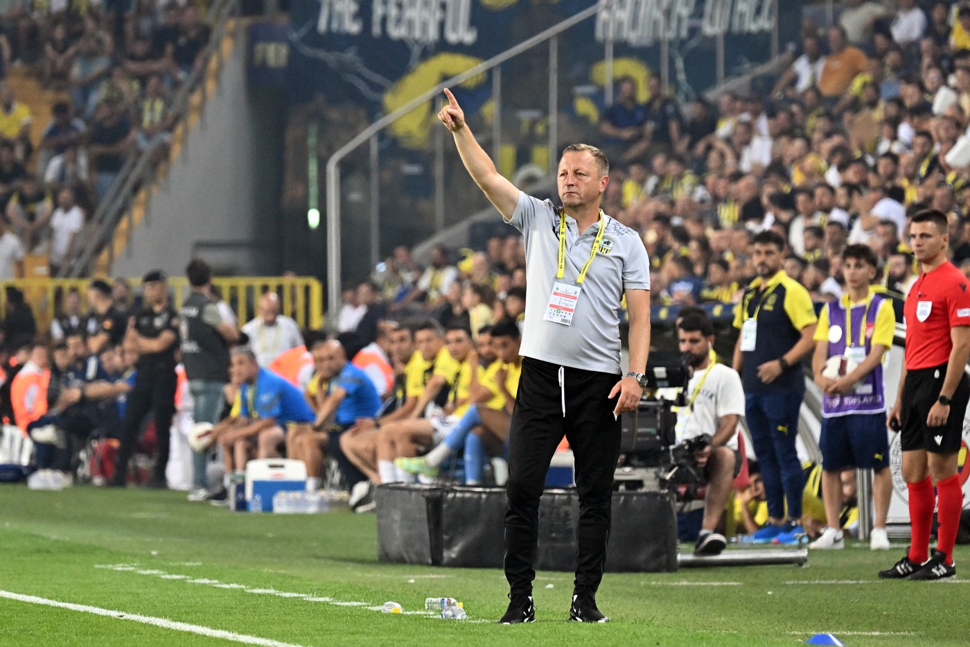 ”Ce jucător al României ați lua?”. Selecționerul Moldovei a provocat hohote de râs