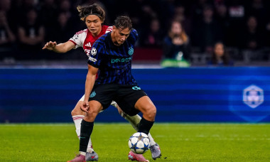 AMSTERDAM, NETHERLANDS - SEPTEMBER 17: Ko Itakura of AFC Ajax challenges Pio Esposito of FC Internazionale during the UEFA Champions League 2025/26 League Phase MD1 match between AFC Ajax and FC Internazionale Milano at Johan Cruijff Arena on September 17
