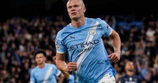 Manchester, England, 18th September 2025. Erling Haaland of Manchester City celebrates his goal to make it 1-0 during the Manchester City vs Napoli UEFA Champions League match at the Etihad Stadium, Manchester. Picture credit should read: Andrew Yates / S