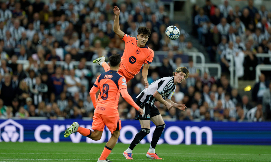 Barcelona's Pau Cubarsi (centre) and Newcastle United's Anthony Gordon (right) battle for the ball during the UEFA Champions League league phase match at St. James' Park, Newcastle. Picture date: Thursday September 18, 2025.