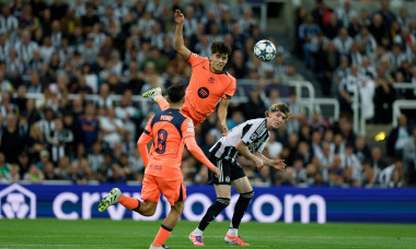 Barcelona's Pau Cubarsi (centre) and Newcastle United's Anthony Gordon (right) battle for the ball during the UEFA Champions League league phase match at St. James' Park, Newcastle. Picture date: Thursday September 18, 2025.