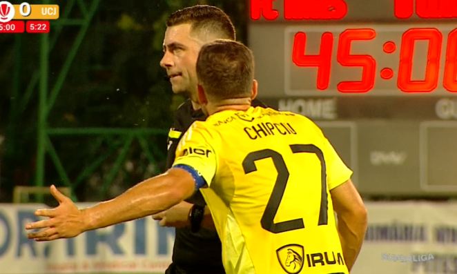 Controversă mare: s-a cerut penalty în Argeș - 'U' Cluj, iar VAR-ul a intervenit! Chipciu a cerut explicații
