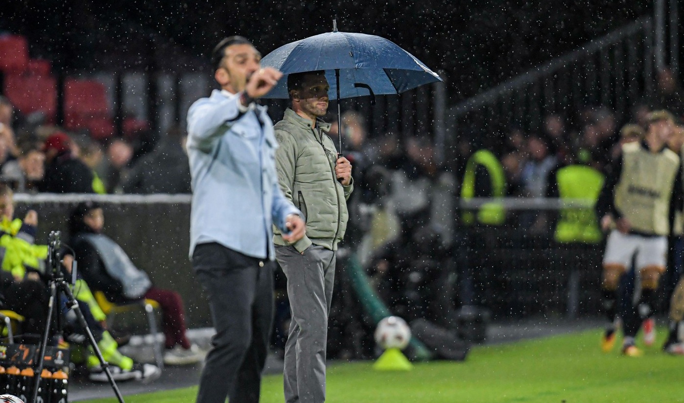 Nemaivăzut! Cum a fost surprins antrenorul de la Go Ahead Eagles la meciul cu FCSB