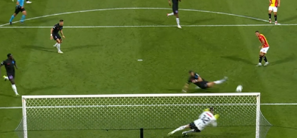 ESPN după ce l-a văzut pe Târnovanu: "Asta poate fi intervenția sezonului!" Momentele care l-au făcut mare pe portarul FCSB