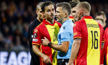 DEVENTER - (l-r) Mats Deijl of Go Ahead Eagles, referee Kristo Tohver, Victor Edvardsen of Go Ahead Eagles during the Europa League match between Go Ahead Eagles and Steaua Bucharest at the De Adelaarshorst stadium on September 25, 2025, in Deventer, Neth