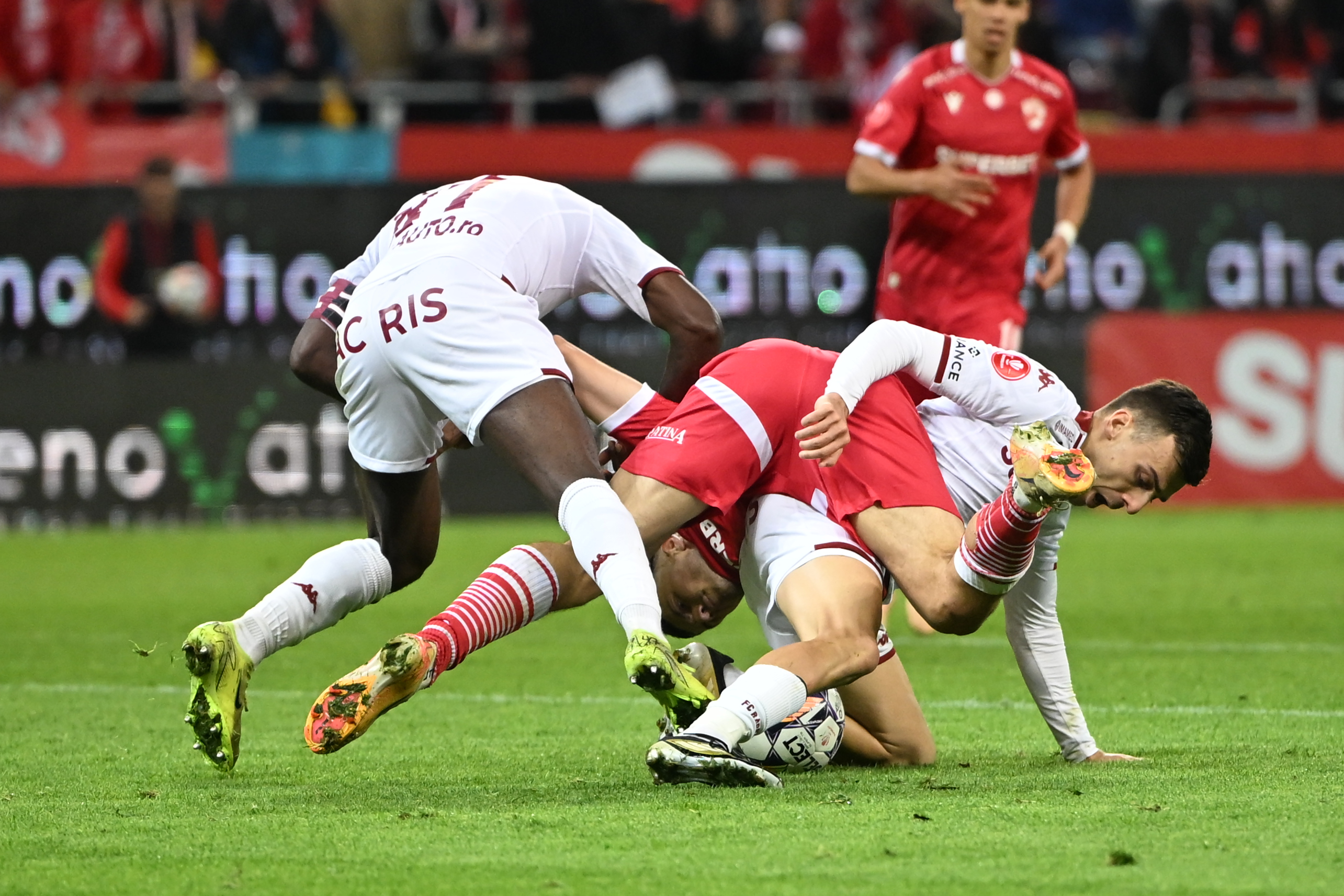 Surpriză la Dinamo - Rapid: vor nota totul