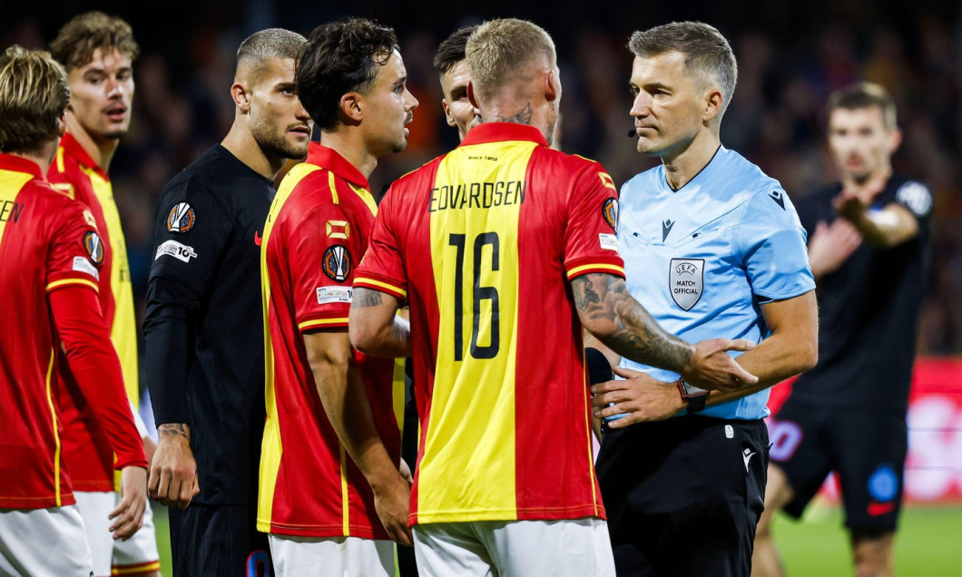 DEVENTER - (l-r) Mats Deijl of Go Ahead Eagles, Victor Edvardsen of Go Ahead Eagles, and referee Kristo Tohver during the Europa League match between Go Ahead Eagles and Steaua Bucharest at the De Adelaarshorst stadium on September 25, 2025, in Deventer,
