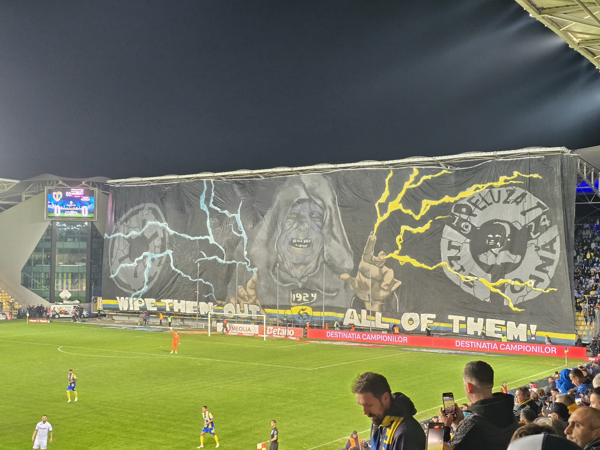 Scenografiile afișate de fanii Petrolului, la derby-ul cu Rapid