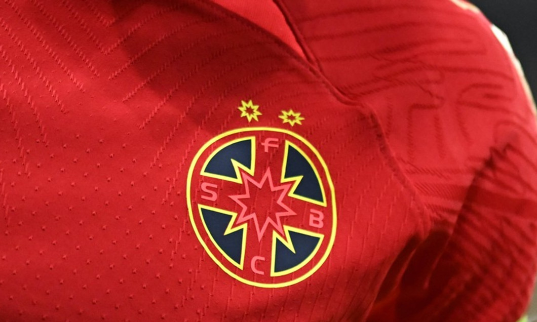 Sigla clubului ros-albastru alaturi de sponsorul Betano si banderola de capitan pe tricoul lui Darius Dumitru Olaru la m