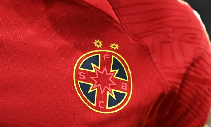 Sigla clubului ros-albastru alaturi de sponsorul Betano si banderola de capitan pe tricoul lui Darius Dumitru Olaru la m