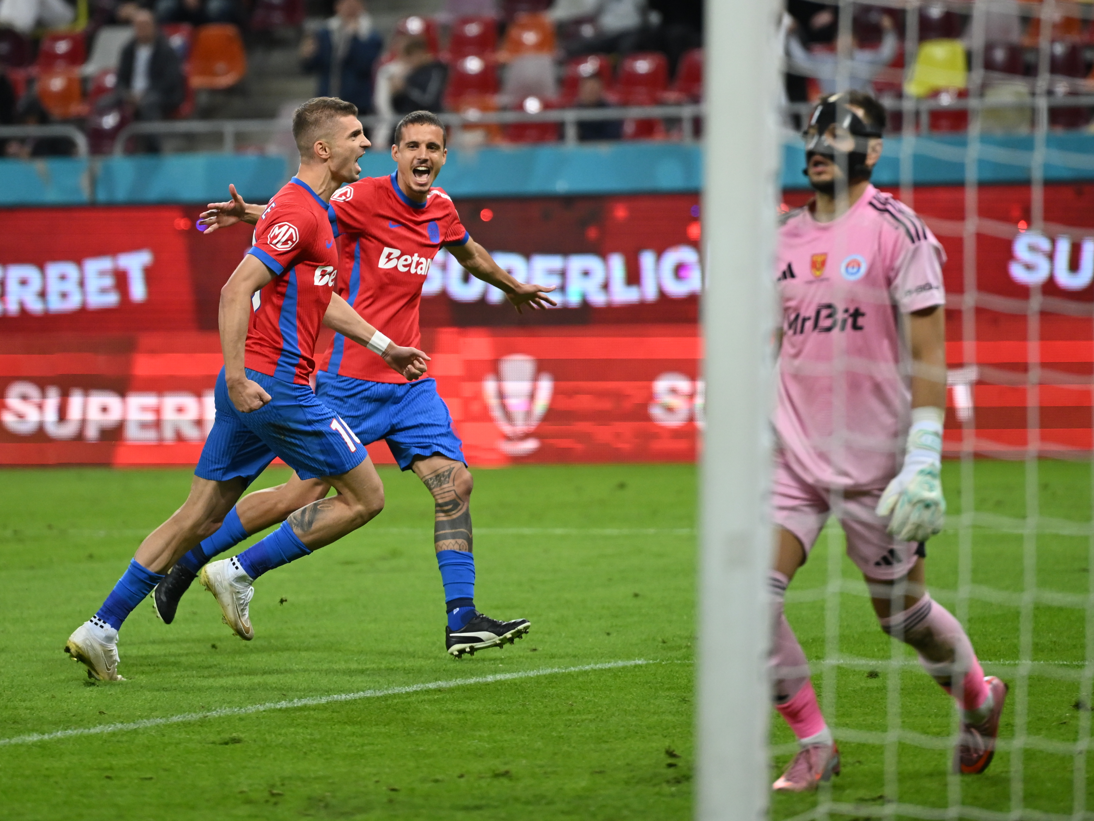 Cosmin Dur-Bozoancă a fost "păcălit" de Cisotti la faza penalty-ului cu care FCSB a câștigat meciul cu Oțelul
