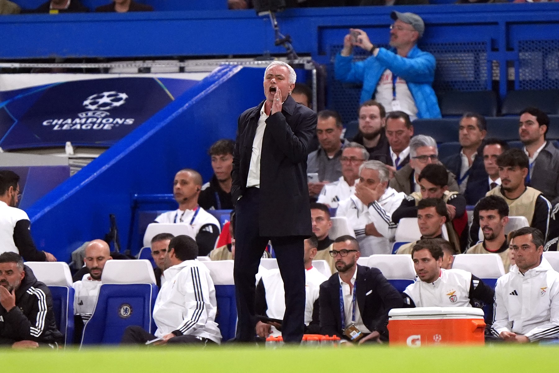 Cum a fost primit Mourinho de fanii lui Chelsea, la revenirea pe Stamford Bridge. Gestul făcut de portughez