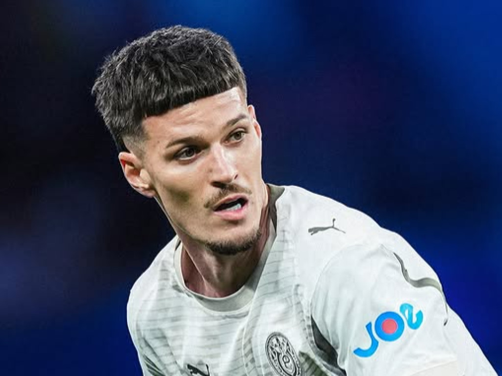 ”Neputincios”. Ce au scris olandezii despre Dennis Man, după prestația din Olympiacos - PSV