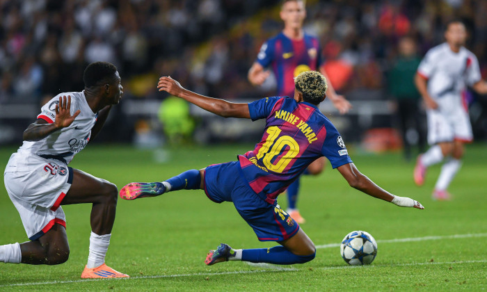 FC BARCELONA vs PARIS SAINT-GERMAIN October 1,2025 Lamine Yamal (10) of FC Barcelona and (25) Nuno Mendes of PSG during the soccer match corresponding to the second match of the group stage of the UEFA Champions League between FC Barcelona and Paris