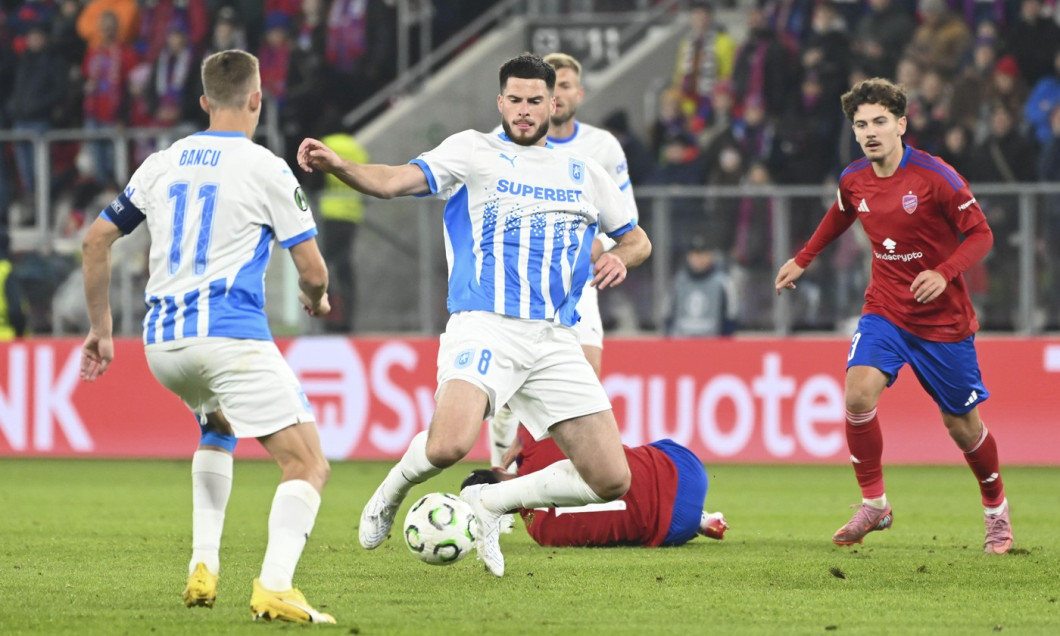 Nicusor Bancu (UNI), Tudor Baluta (UNI) and Karol Struski (RAK) during match the UEFA Conference League between Rakow Czestochowa vs Universitatea Craiova at the ArcelorMittal Park in Sosnowiec, Poland on October 2, 2025