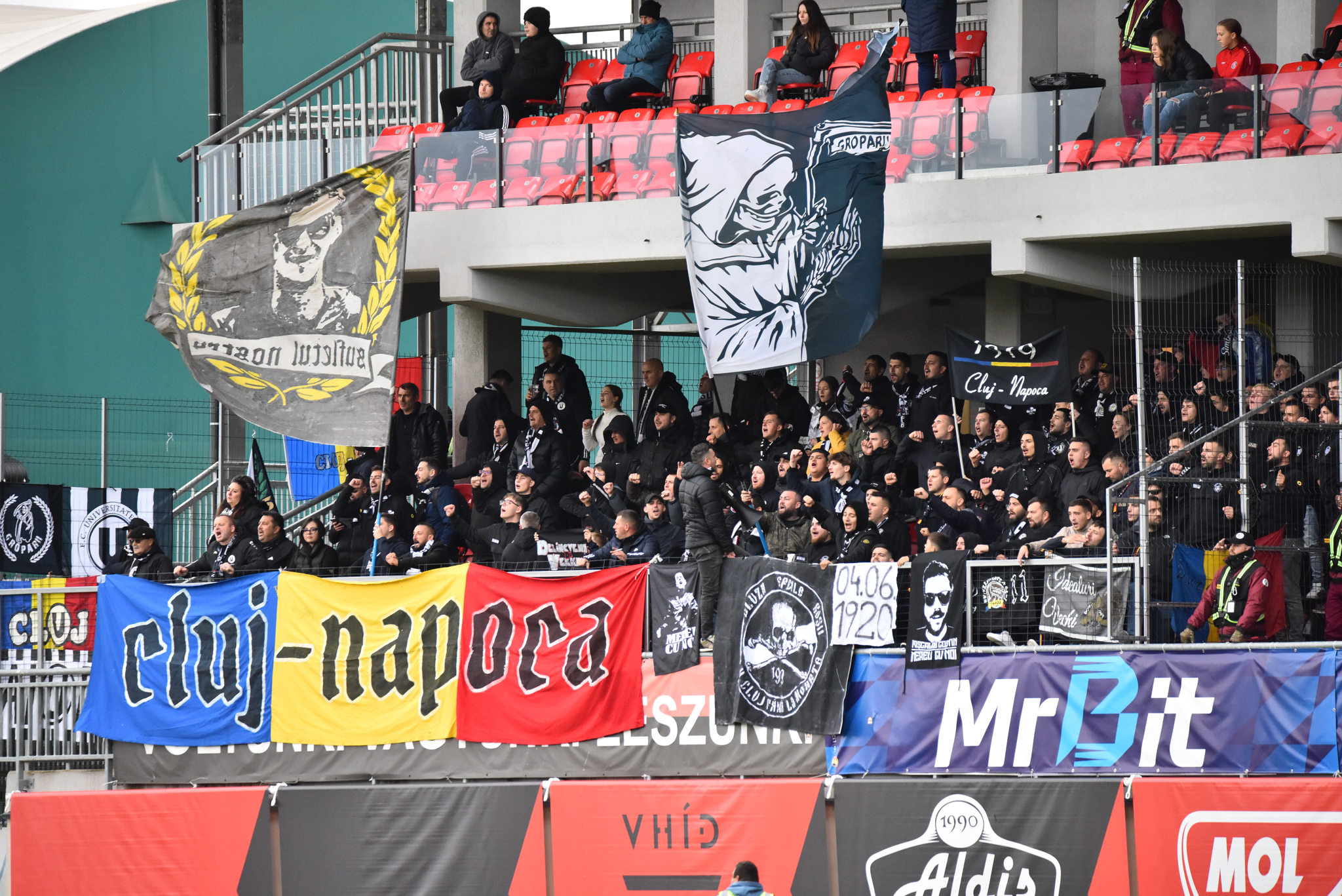 Tensiune maximă între ultrașii lui U Cluj și jucători! I-au chemat să dea explicații, un fan a sărit din sector!