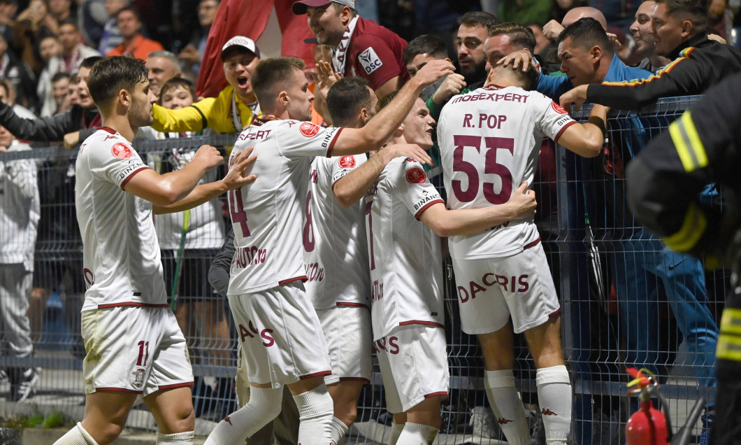 RareČ™ Mihai Pop se bucurÄ� dupa un gol marcat alÄ�turi de suporterii rapidisti si colegii sai Borisav Burmaz, Mattias K