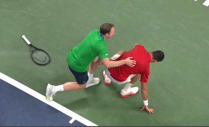 Novak Djokovic s-a prăbușit pe teren în timpul meciului! Medicii au intervenit