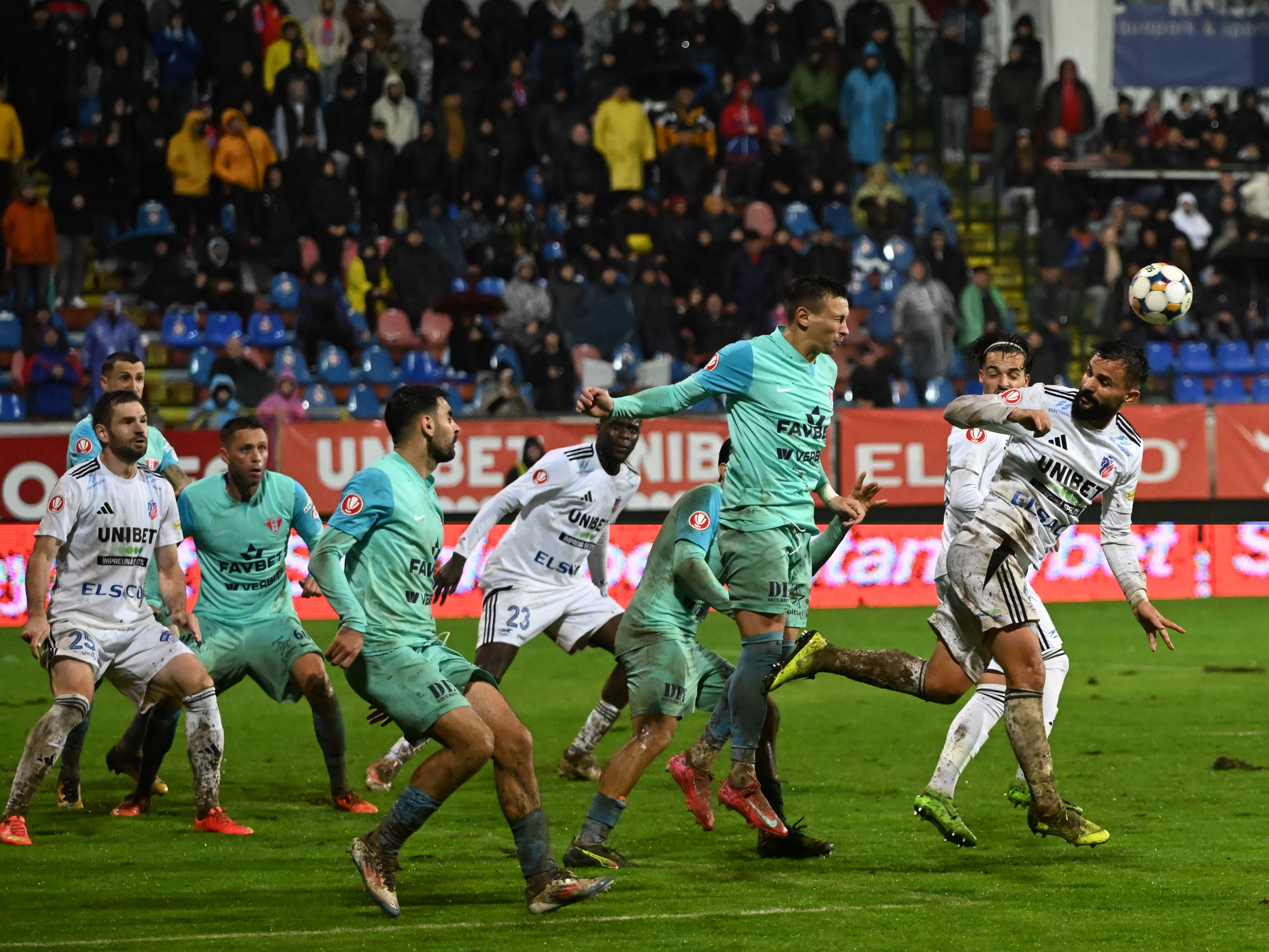 Lovitură în SuperLigă: clubul e interzis la transferuri pentru 2.000 de euro!