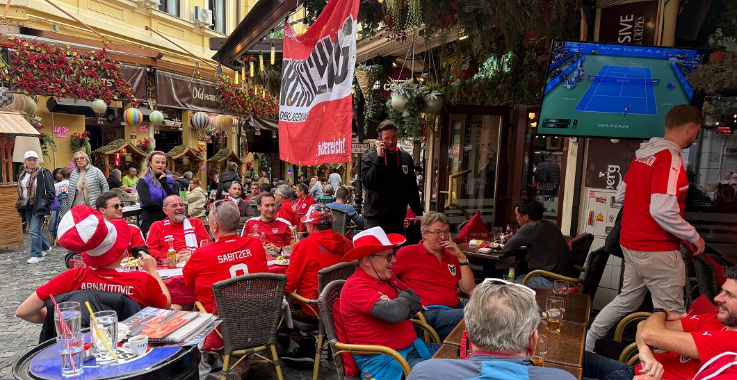 Au invadat Centrul Vechi! Fanii Austriei, show pe străzile Capitalei