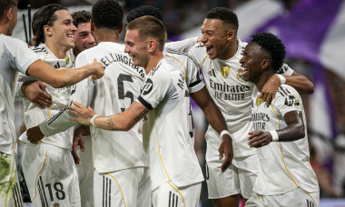 Kylian Mbappé reçoit le prix du joueur du mois de septembre en Liga lors de la victoire du Real Madrid face à Villarreal (3-1) à Madrid