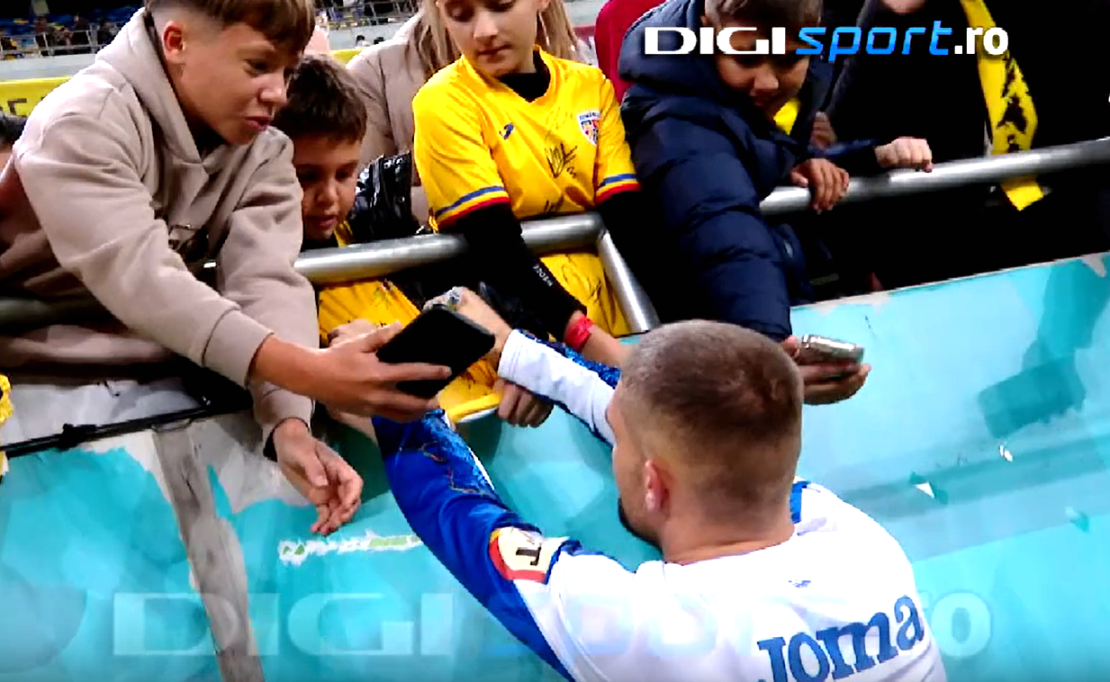 Imagini de colecție! Cine sunt cei trei "Tricolori" care au mers la suporteri, după 1-0 cu Austria