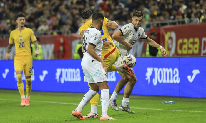 2 Andrei Ratiu tries to get the ball between the opponents