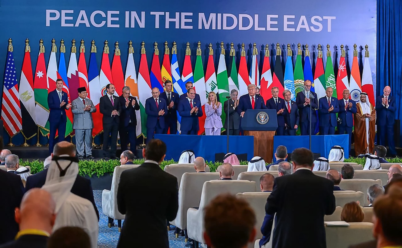 Cel mai "ciudat" invitat la acordul de încetare a focului în Fâşia Gaza. E nedespărțit de Donald Trump