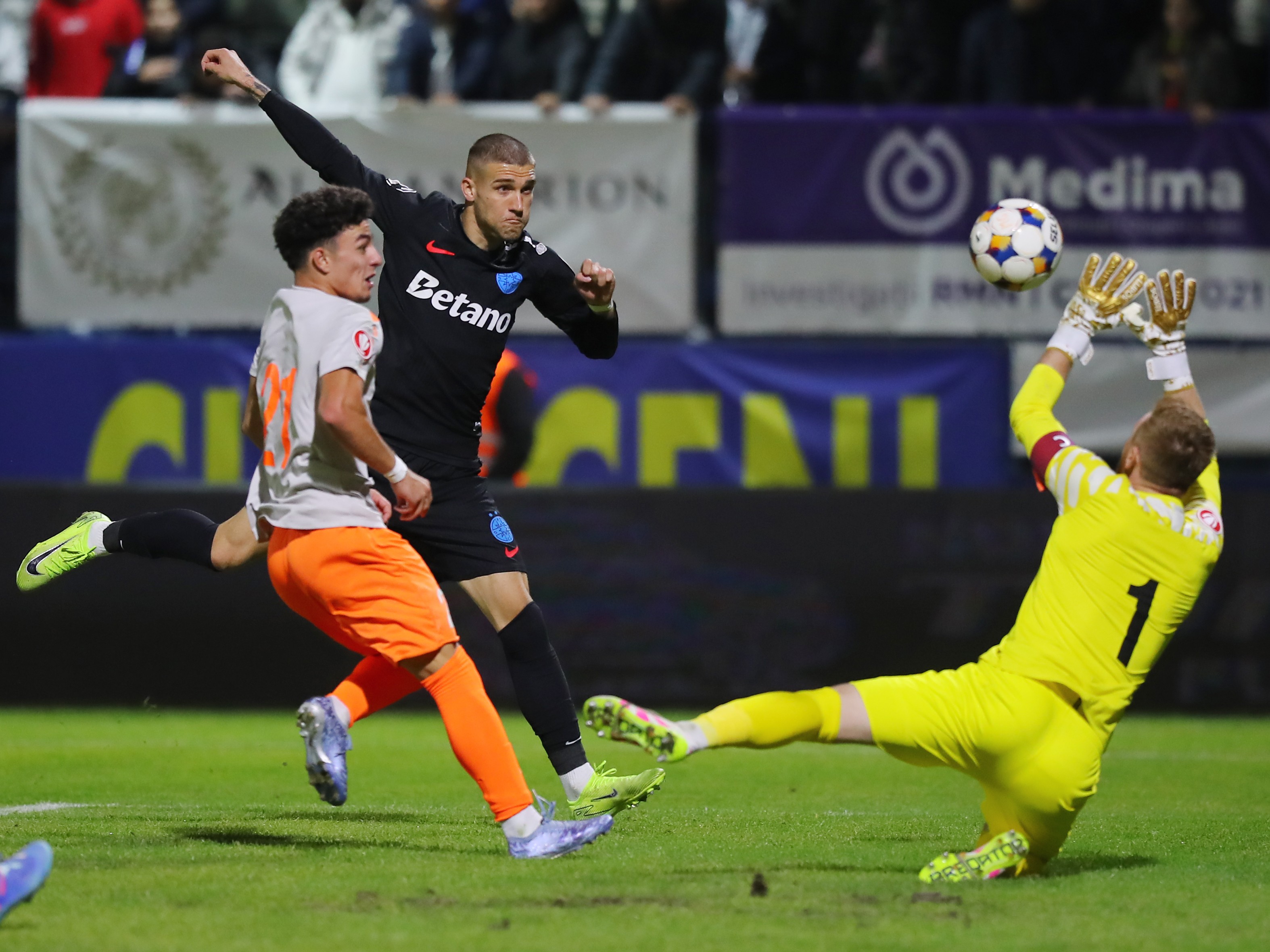 Imagine Stire Debut la ”Roș-Albaștri”! Echipele de start la FCSB - Metaloglobus | 2review.ro