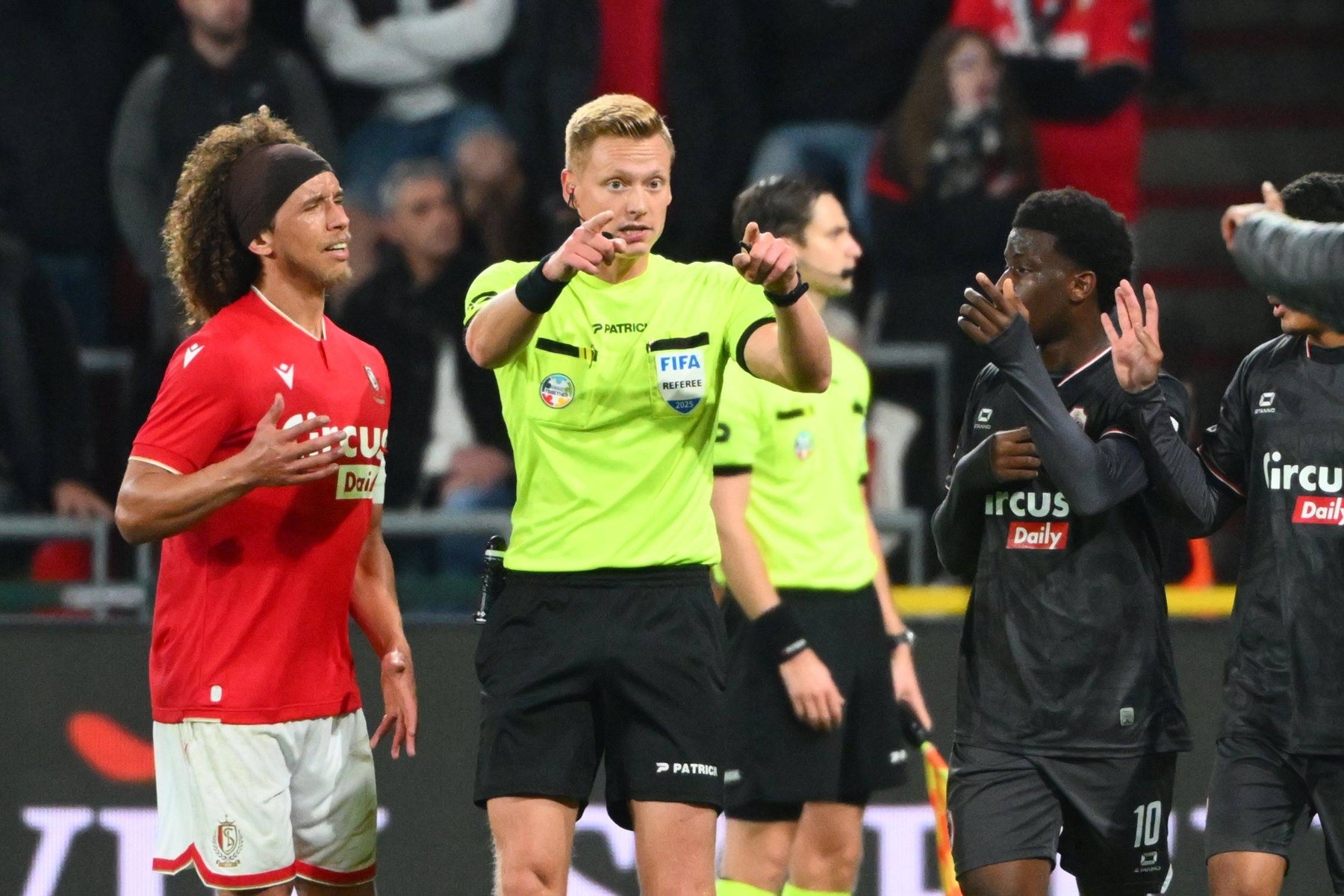 Cazul ”bricheta” în Belgia! Meciul fostei echipe a lui Rednic, suspendat după ce un fan a lovit arbitrul