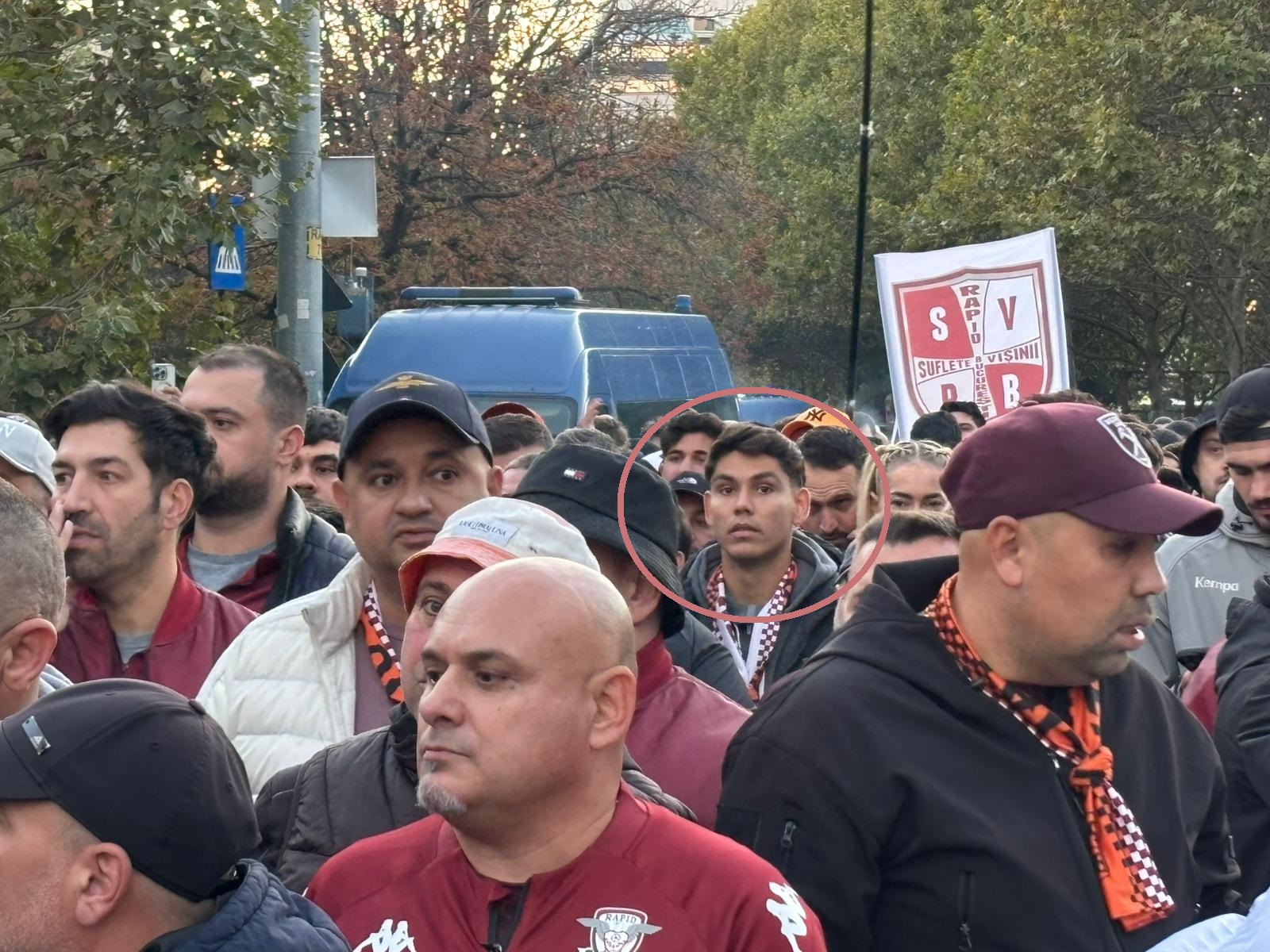 Show total, înainte de Dinamo-Rapid. Surpriza din mijlocul fanilor giuleșteni, care au plecat în corteo spre stadion