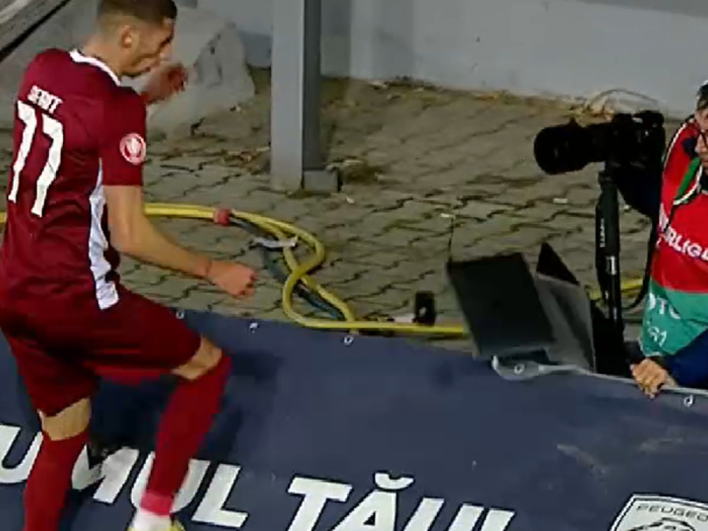 A distrus laptop-ul unui jurnalist în timpul meciului Petrolul - CFR Cluj: ”E bun de plată” / ”Nu se face așa ceva”