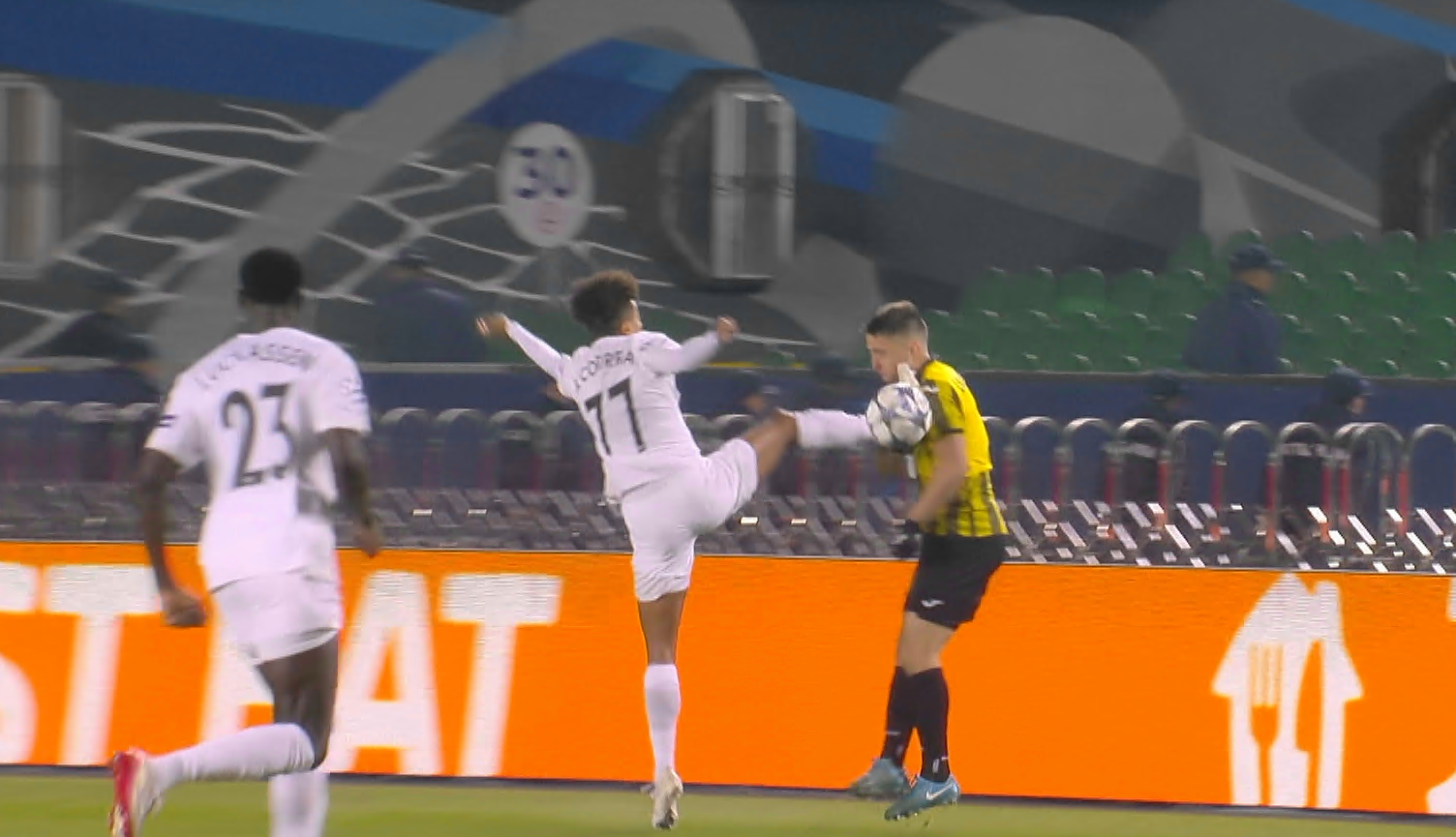 Ce lovitură pentru echipa lui Vlad Dragomir în Champions League: cartonaș roșu în minutul 4