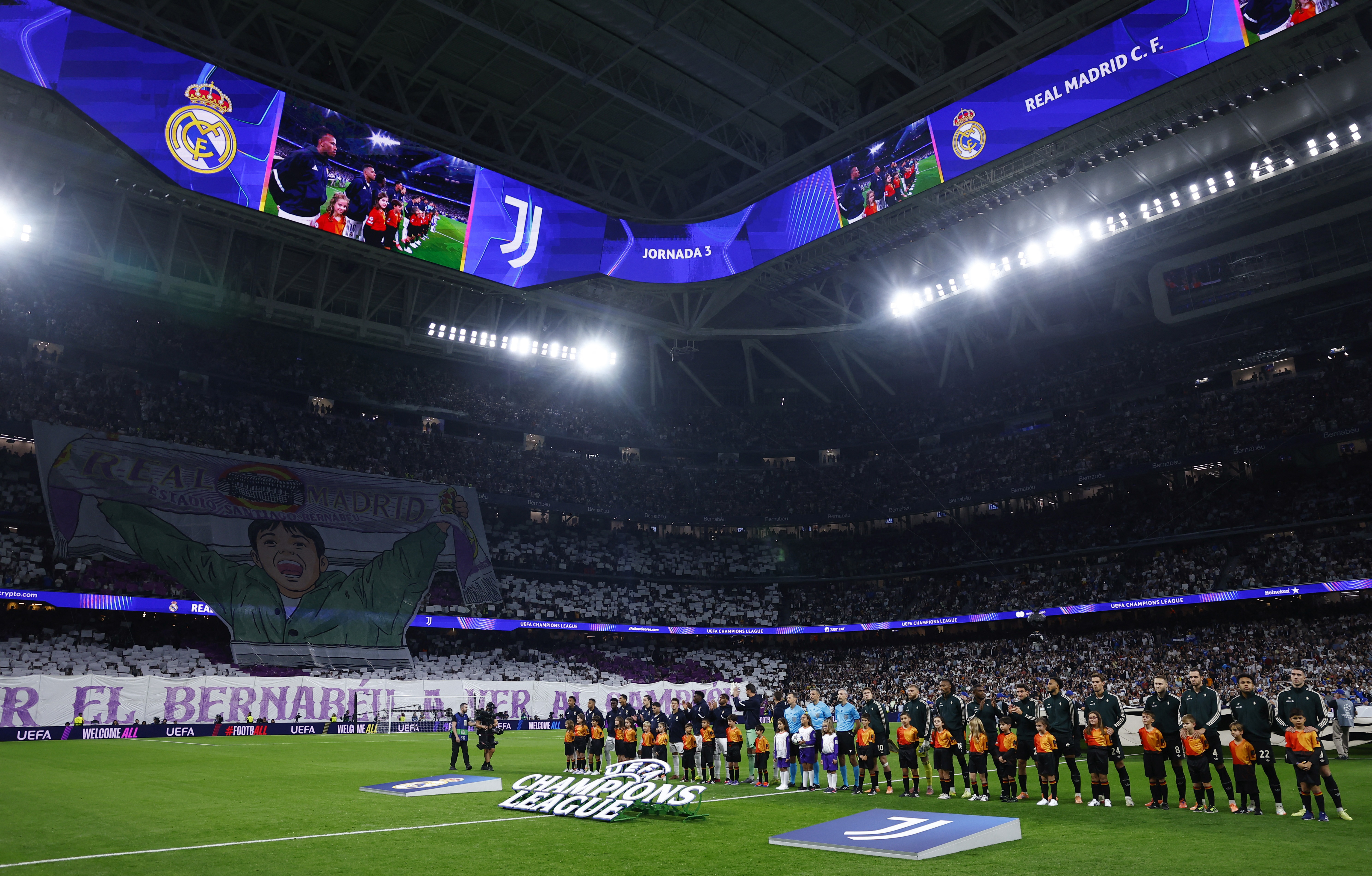 Fanii Realului nu l-au uitat! Coregrafie uriașă pe Santiago Bernabeu: ”Am visat asta când eram copil”