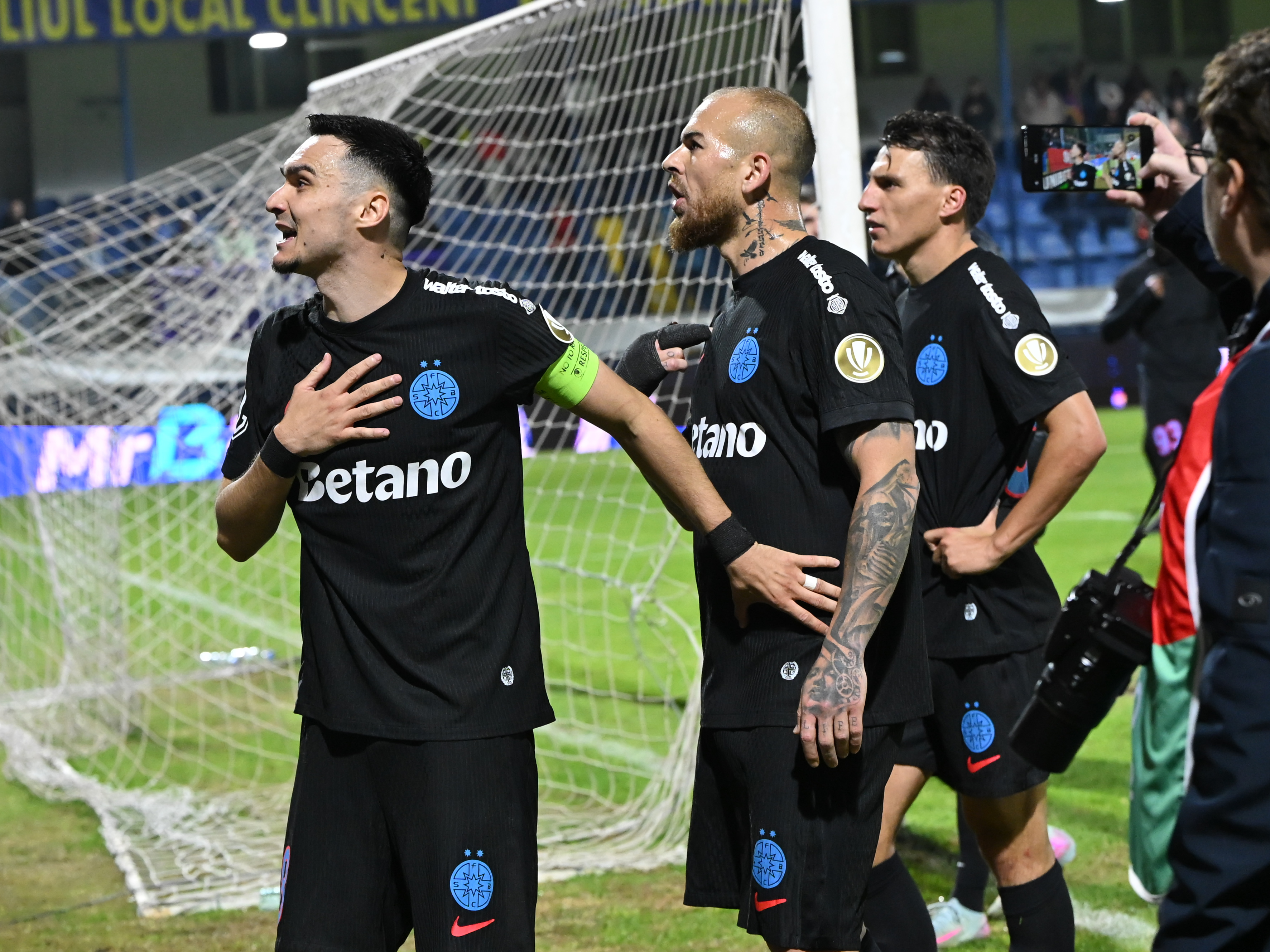 Becali râdea când vedea asta la rivale, dar FCSB a devenit dependentă în Europa! Detaliul neverosimil din jocul echipei