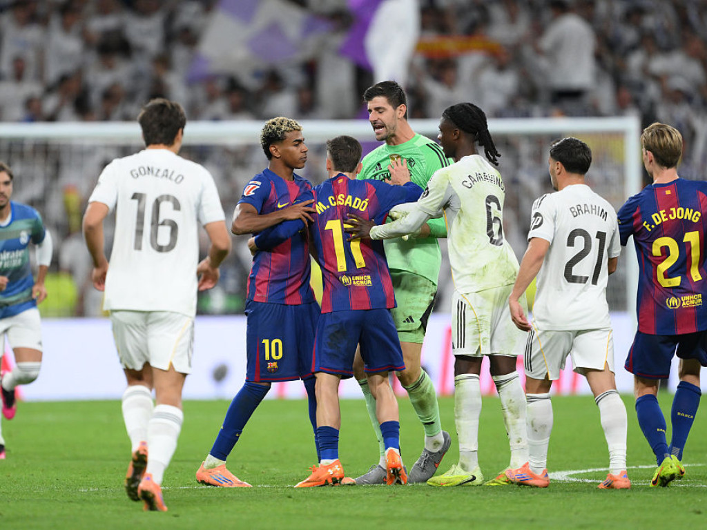 S-a terminat cu scandal! Poliția a intrat pe teren, după Real Madrid - Barcelona