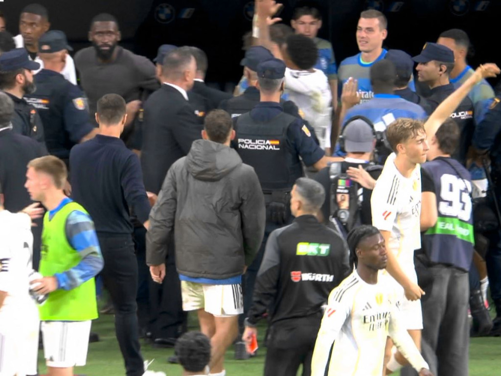 S-a terminat cu scandal! Poliția a intrat pe teren, după Real Madrid - Barcelona
