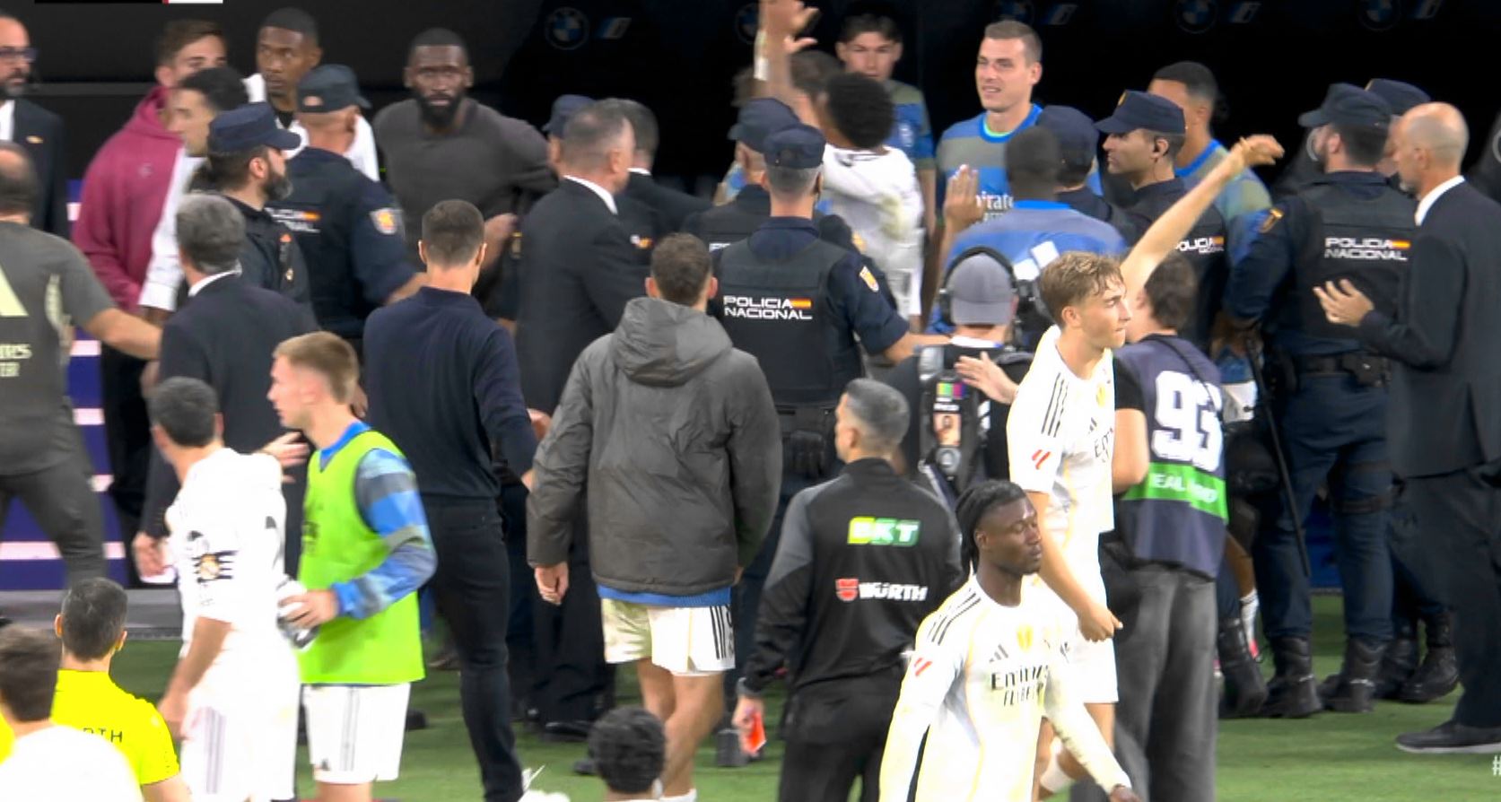 S-a terminat cu scandal! Poliția a intrat pe teren, după Real Madrid - Barcelona