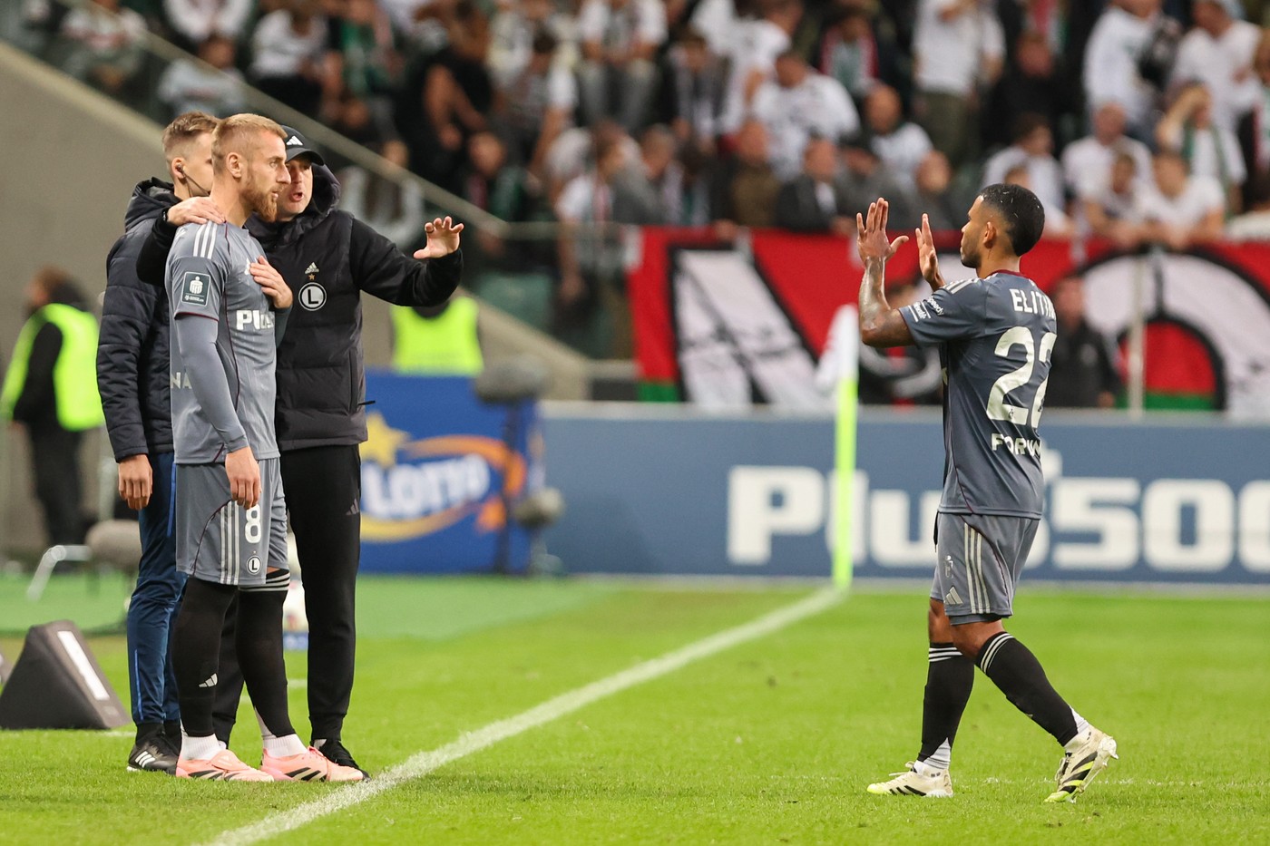 Un antrenor român, ”pe făraș” în străinătate? ”Presiunea e mult mai mare față de la FCSB!”