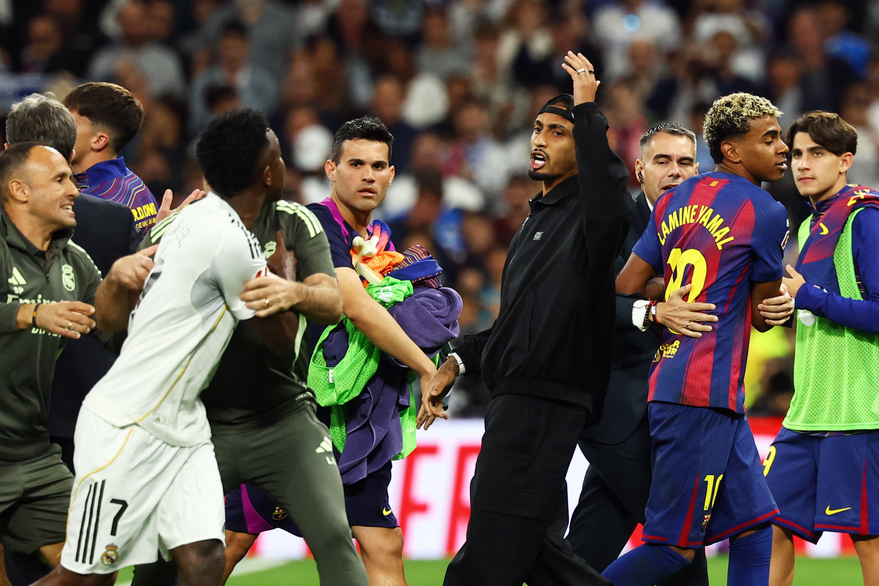Scandal în toată regula la Real Madrid - Barcelona! Două cartonașe roșii și șase galbene