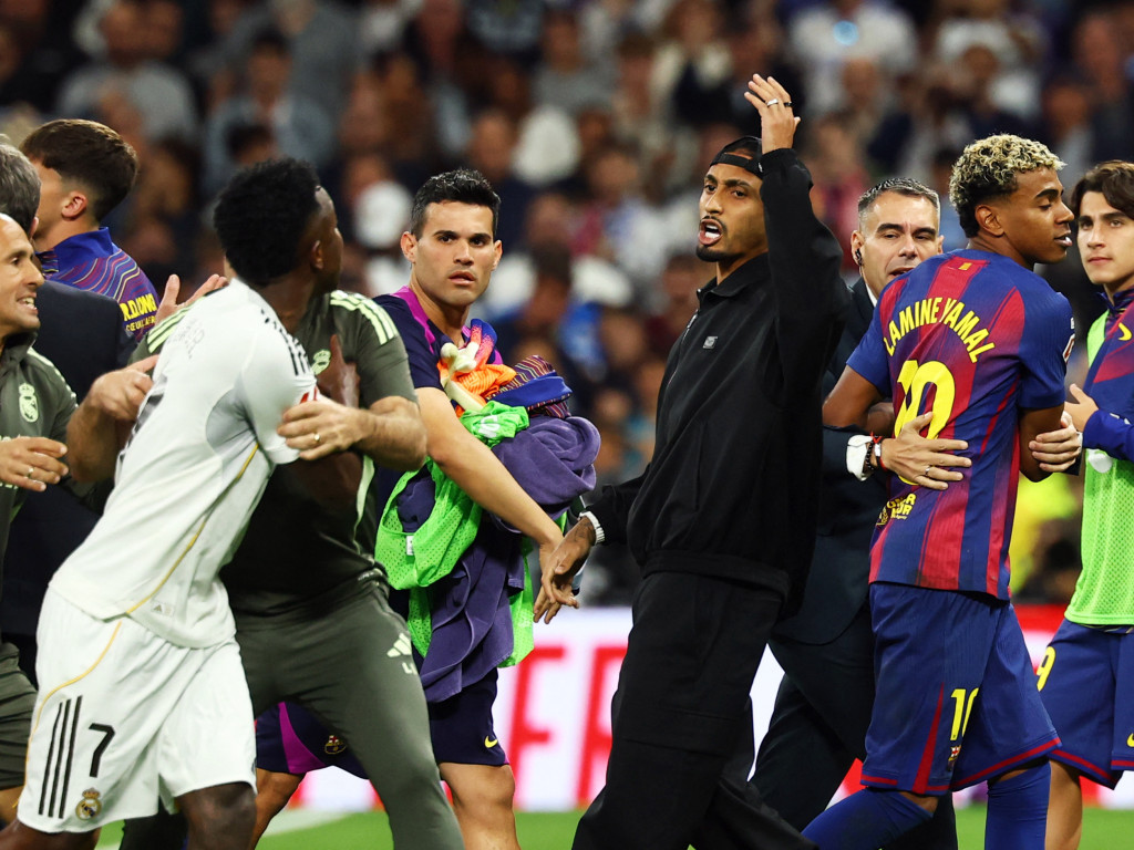 Scandal în toată regula la Real Madrid - Barcelona! Două cartonașe roșii și șase galbene