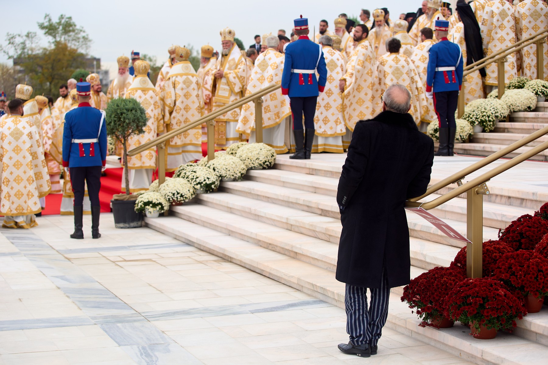 Lui Gigi Becali nu i-a venit să creadă ce a văzut la sfințirea Catedralei Mântuirii Neamului: ”Ce, sunt nebun? Nu stau!”