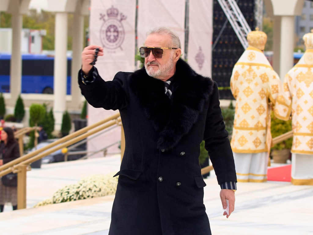 Gigi Becali s-a dus direct la George Simion la sfințirea Catedralei Mântuirii Neamului și ce a urmat e complet neașteptat