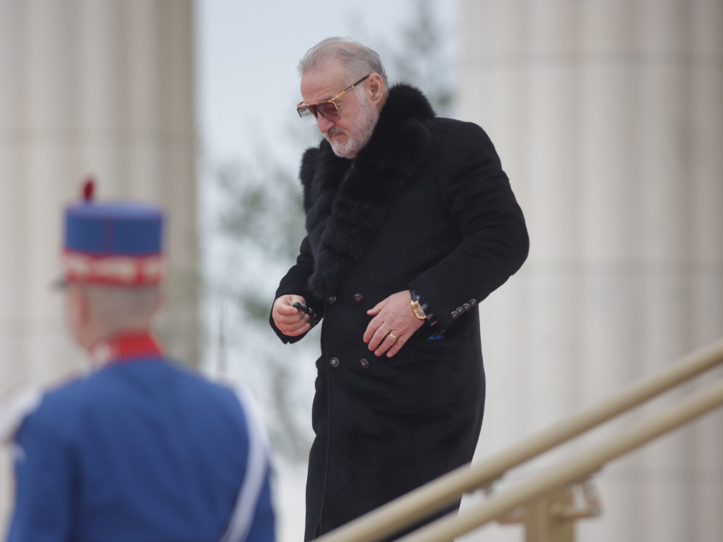 Gigi Becali s-a dus direct la George Simion, apoi a mers ”glonț” la Nicușor Dan, la sfințirea Catedralei: ”A rămas blocat”