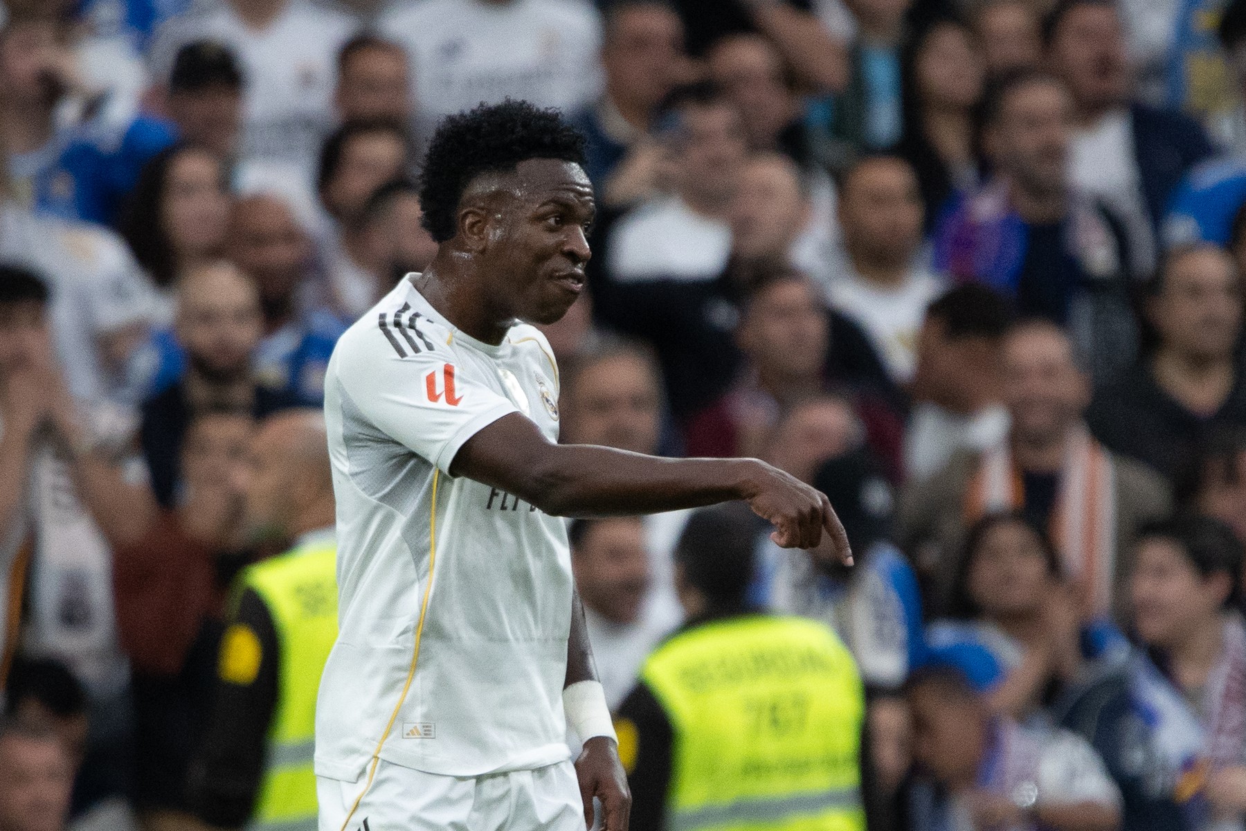 Nici n-a stat pe gânduri: Vinicius s-a dus direct la Xabi Alonso în vestiar și i-a spus câteva cuvinte! Decizia antrenorului
