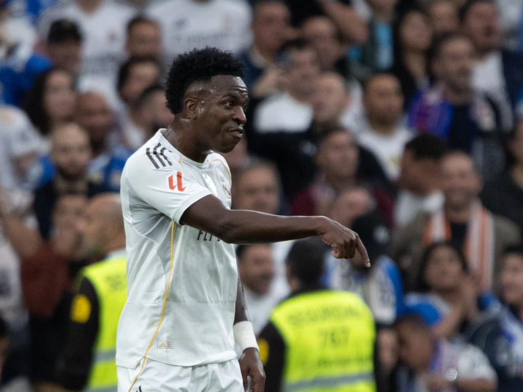 Nici n-a stat pe gânduri: Vinicius s-a dus direct la Xabi Alonso în vestiar și i-a spus câteva cuvinte! Decizia antrenorului