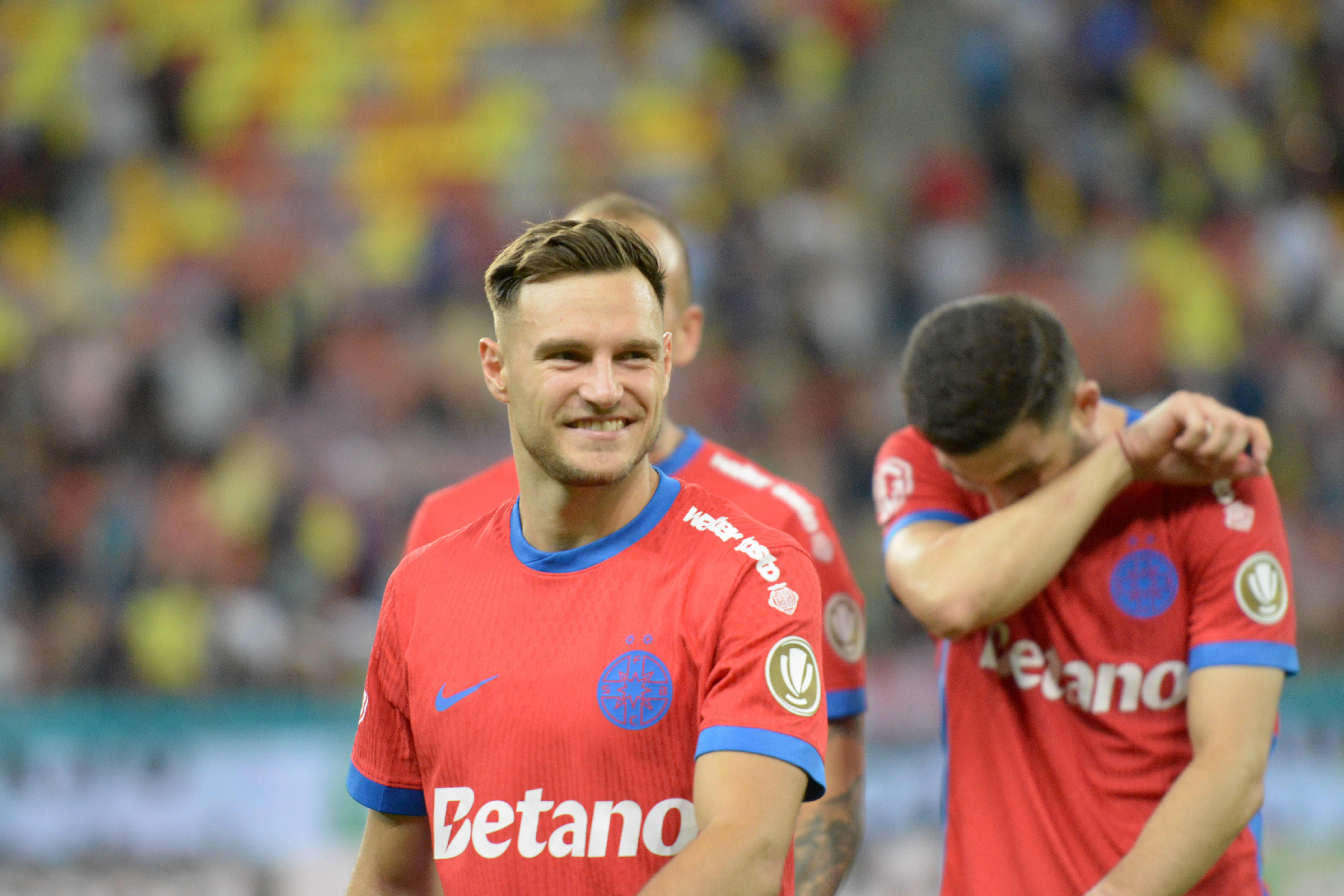 Replica serii! Ce a spus Dennis Politic în fața autocarului, după ce a fost ”uitat” iar pe bancă la FCSB