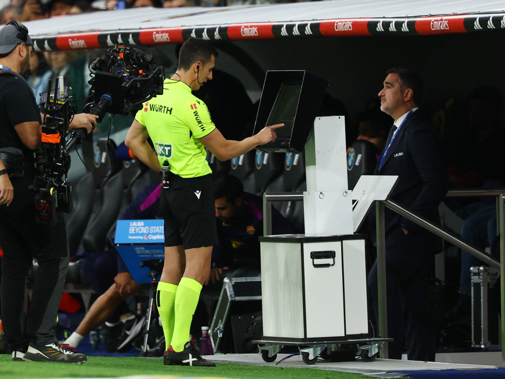 Au apărut conversațiile! Ce au discutat arbitrul și camera VAR în Real Madrid - Barcelona 2-1