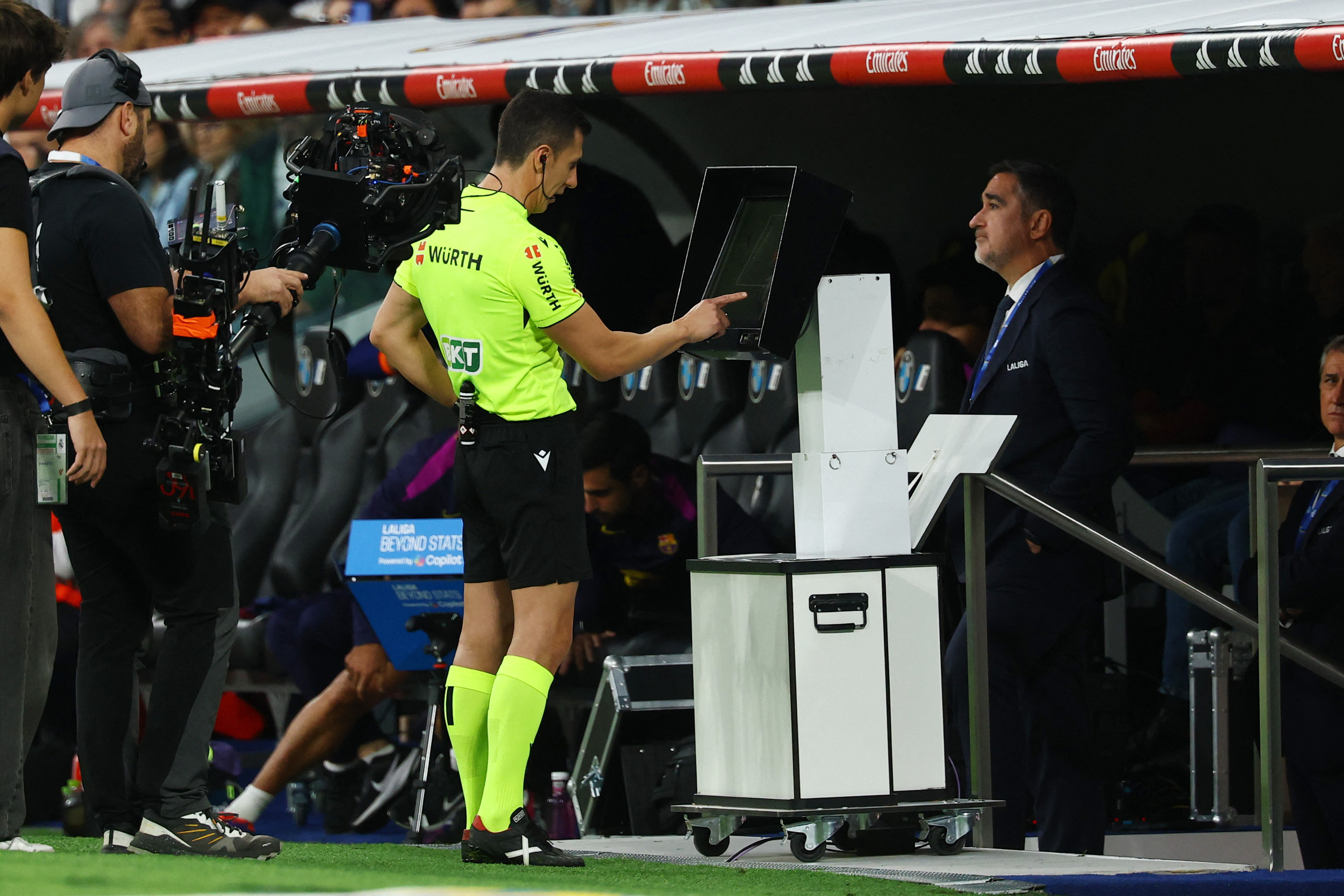 Au apărut conversațiile! Ce au discutat arbitrul și camera VAR în Real Madrid - Barcelona 2-1