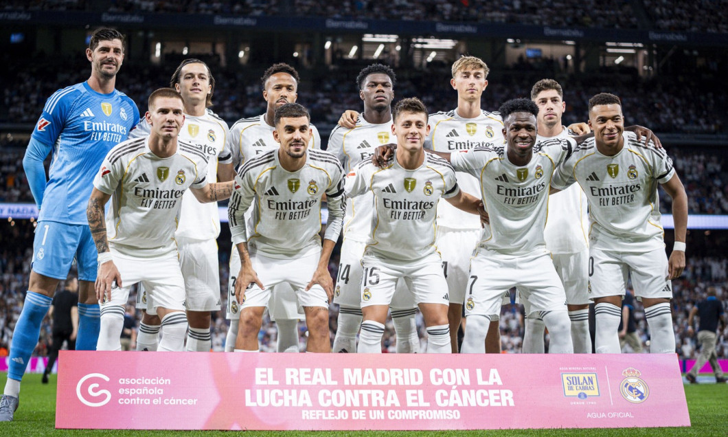 Kylian Mbappé reçoit le prix du joueur du mois de septembre en Liga lors de la victoire du Real Madrid face à Villarreal (3-1) à Madrid